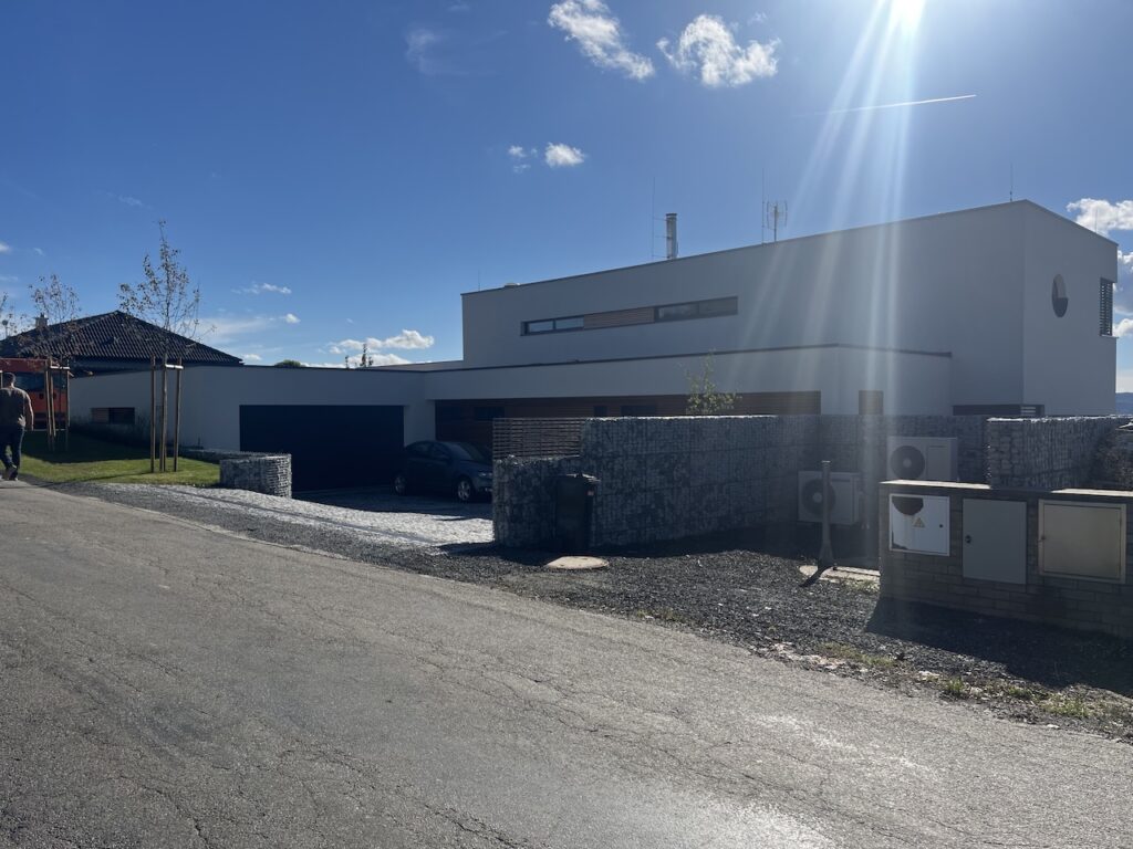 Dostavba nadstandardního rodinného domu.